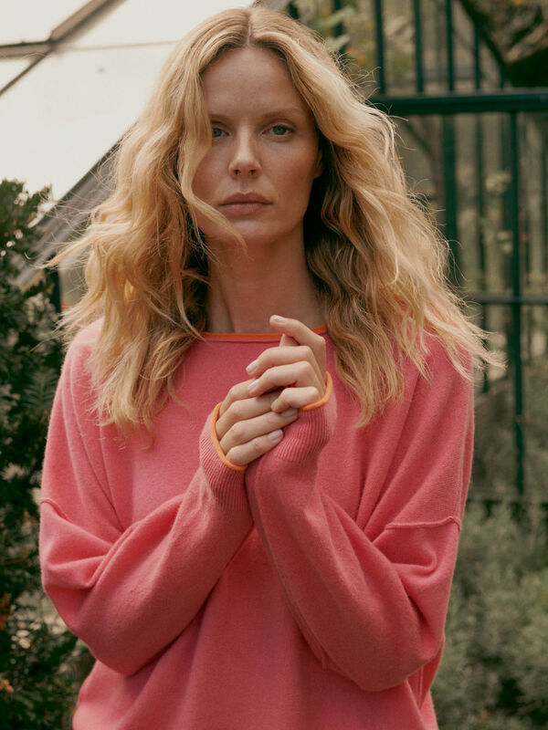 Cashmere sweater with contrast trim